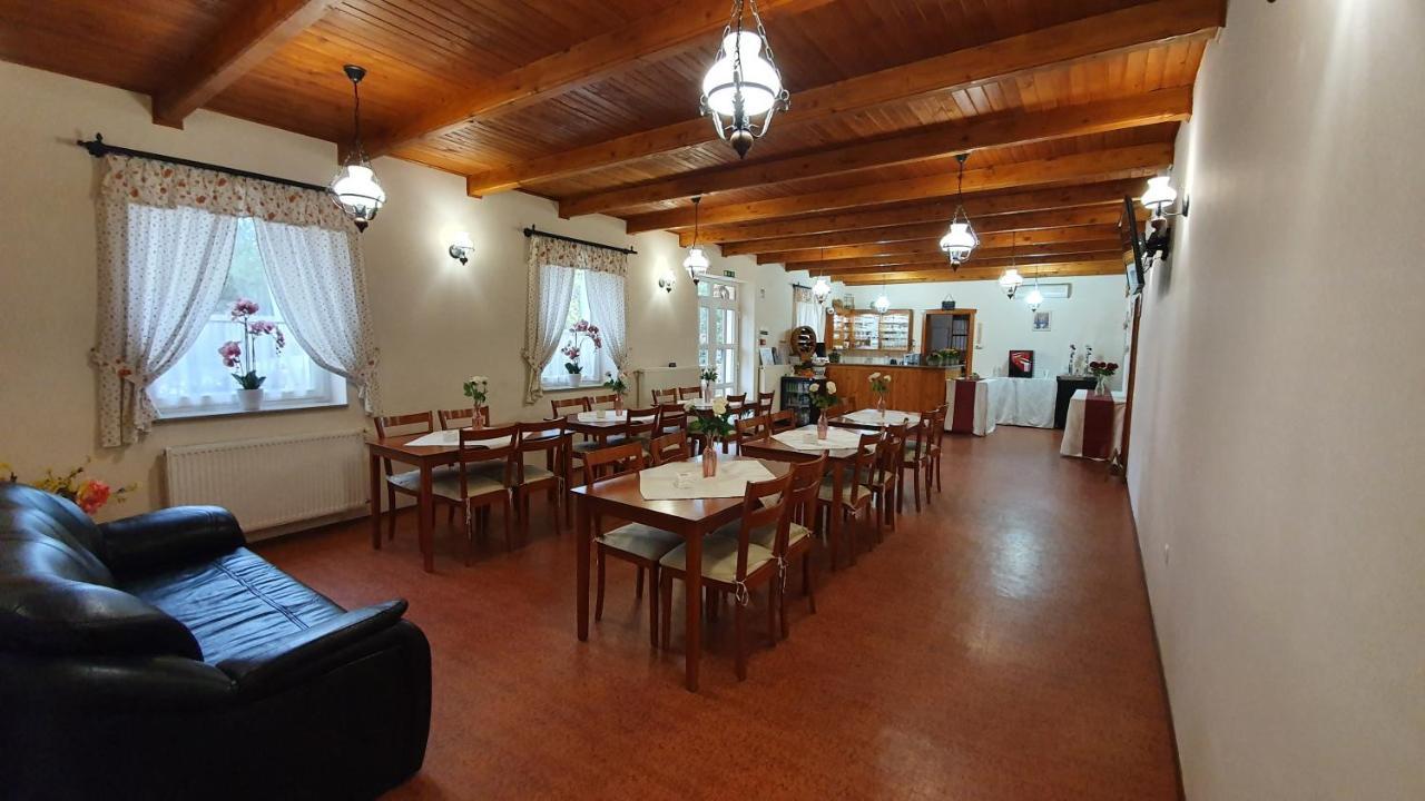 Anna Panzio Hotel Dunavarsány Exterior photo